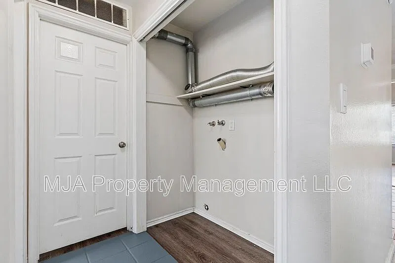 5 bed, 2.0 bath, 1900 sqft, $2,495 — Photo 4