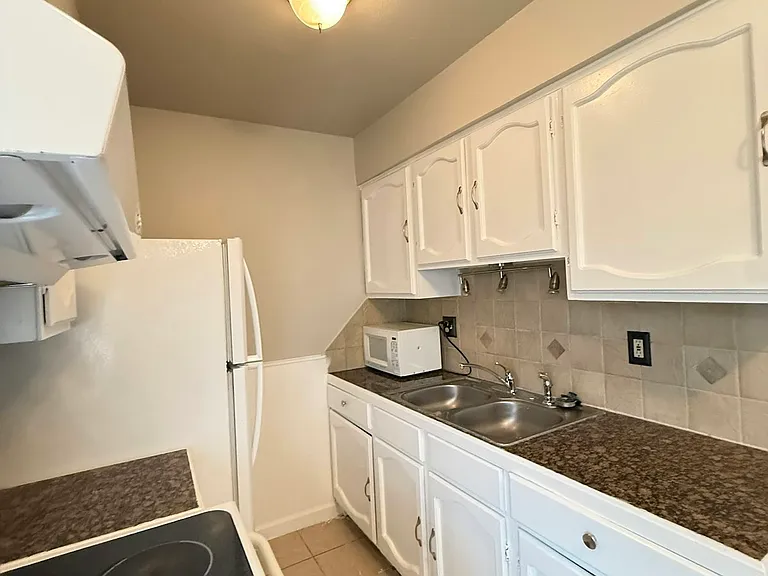 1690 Hofheinz St #B1 — Photo 4