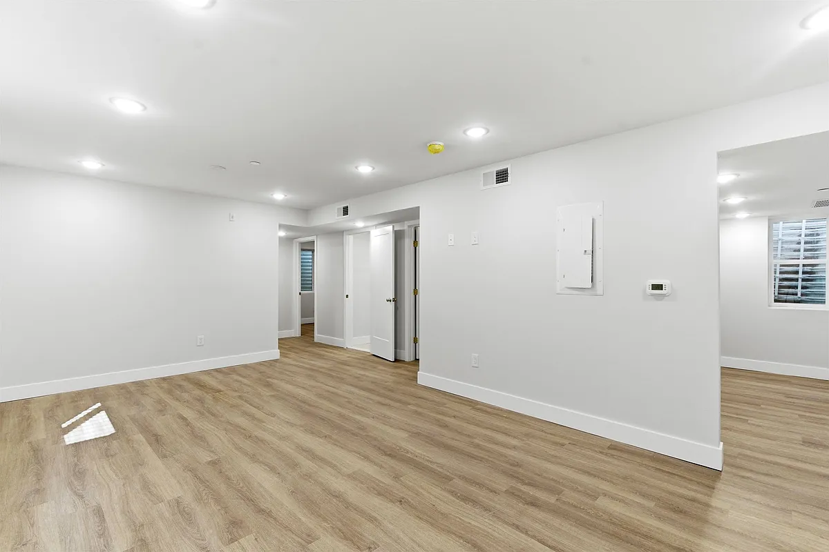 Building Photo - 5137 Master St #22