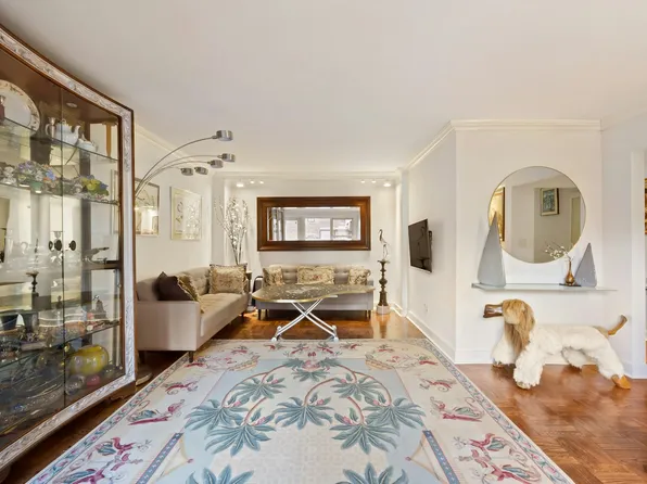 166 East 61st Street 4E image 2 of 10