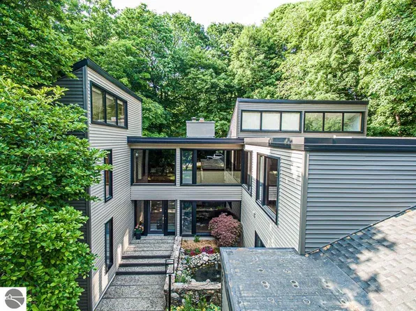 1880 Oakland Dr, Mount Pleasant, MI 48858