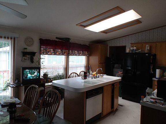 4th image of 1388 Lakewood Dr