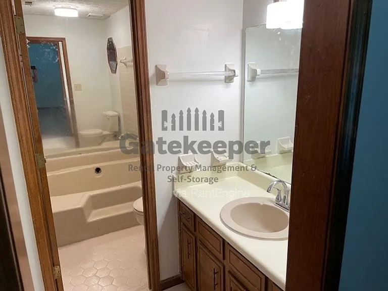 100 Sandown Dr — Photo 13