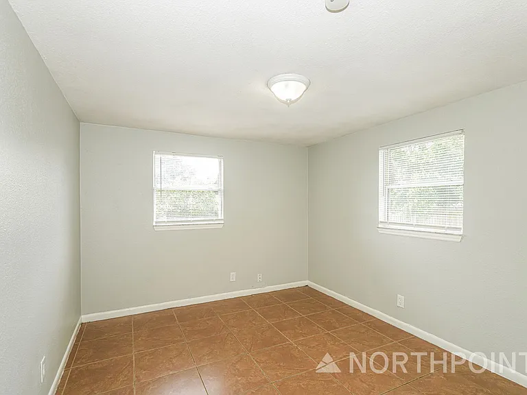 10301 N 17th St — Photo 13