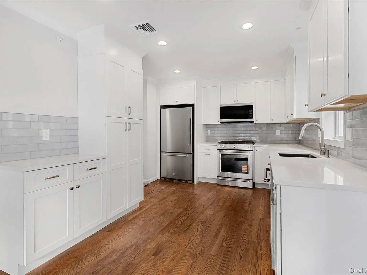 3 bed, 2.5 bath, 2100 sqft, $7,000 — Photo 2