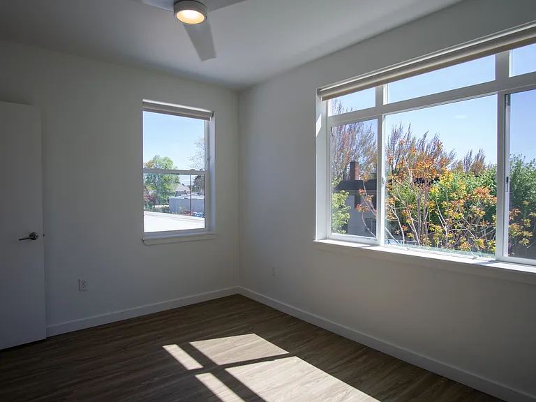 2320 N Vancouver Ave #203 — Photo 8