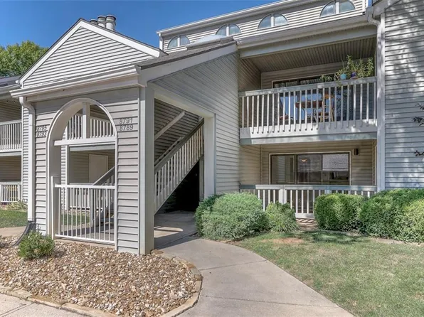 8789 W 106th Ter, Overland Park, KS 66212