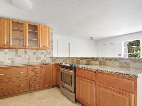 3rd image of 690 Heron Dr