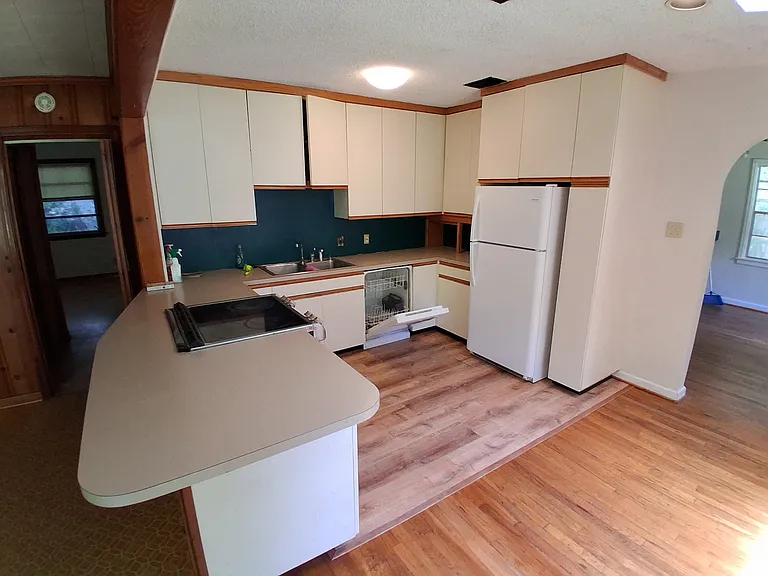 957 Cloverdale Dr — Photo 5