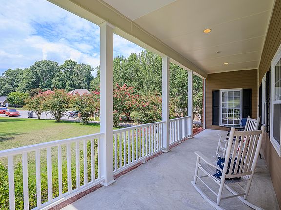 3rd image of 206 Oak Hill Dr
