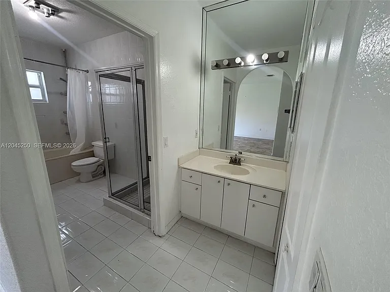 8842 NW 142nd Ln — Photo 15
