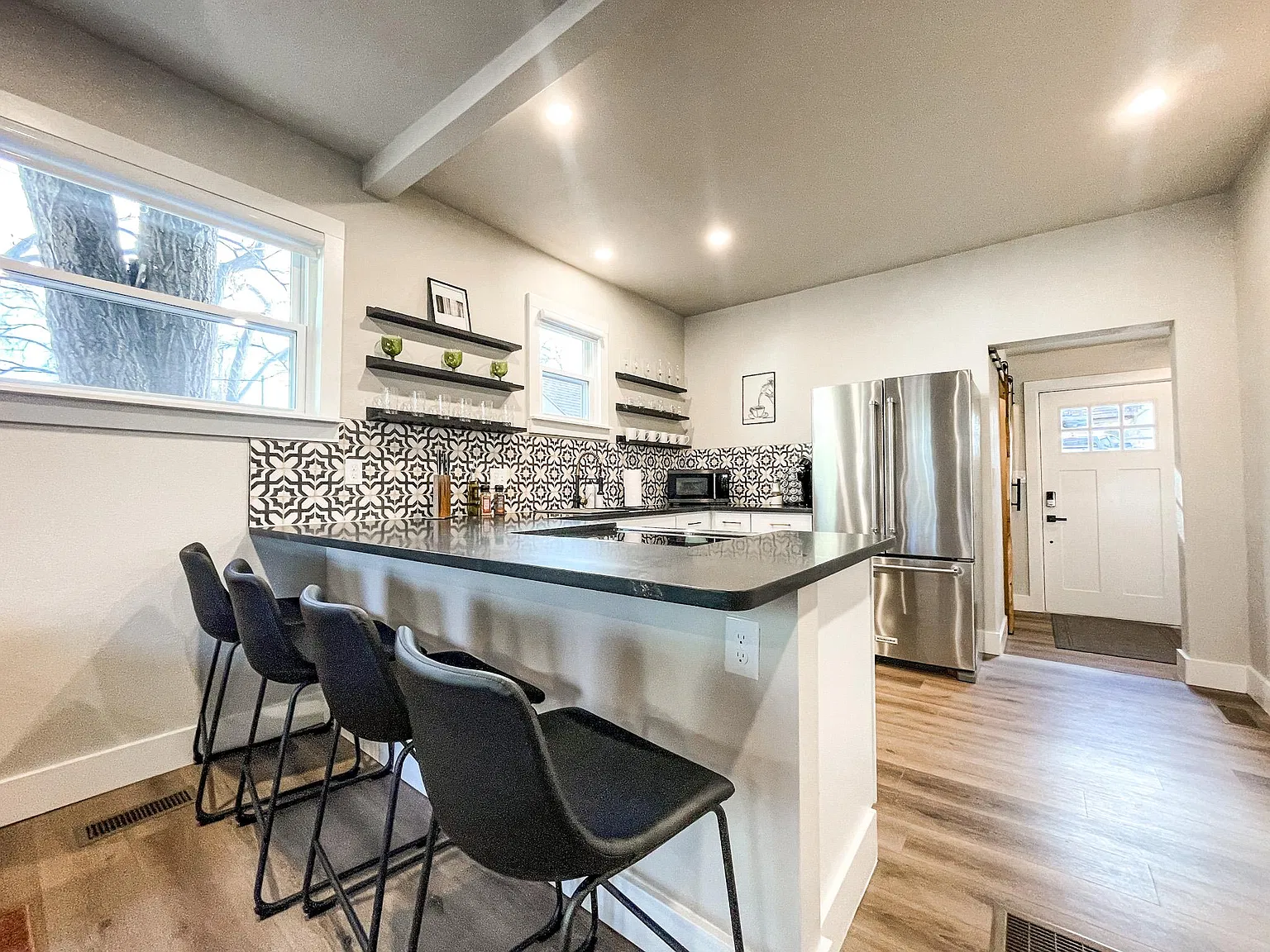 2 bed, 672 sqft, $2,200 — Photo 4