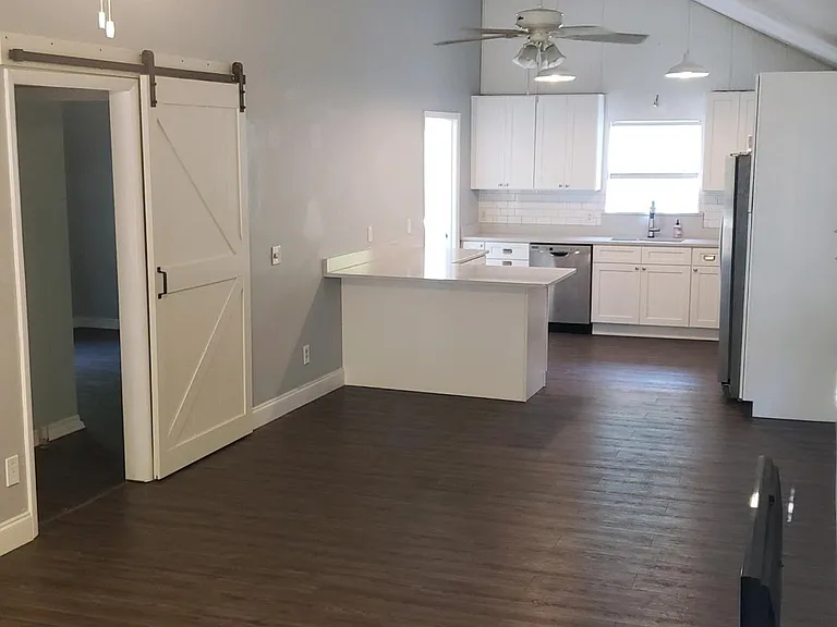15 Park Ave — Photo 2