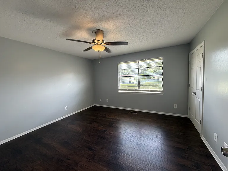 901 Olmstead Dr — Photo 12