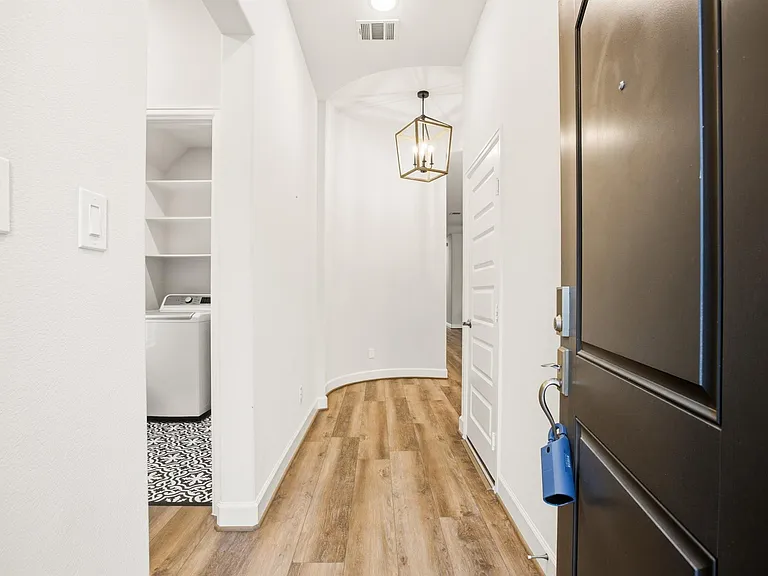 2539 Summer Peach St — Photo 5
