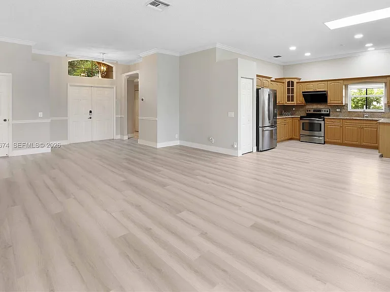 4022 Pinewood Ln — Photo 3
