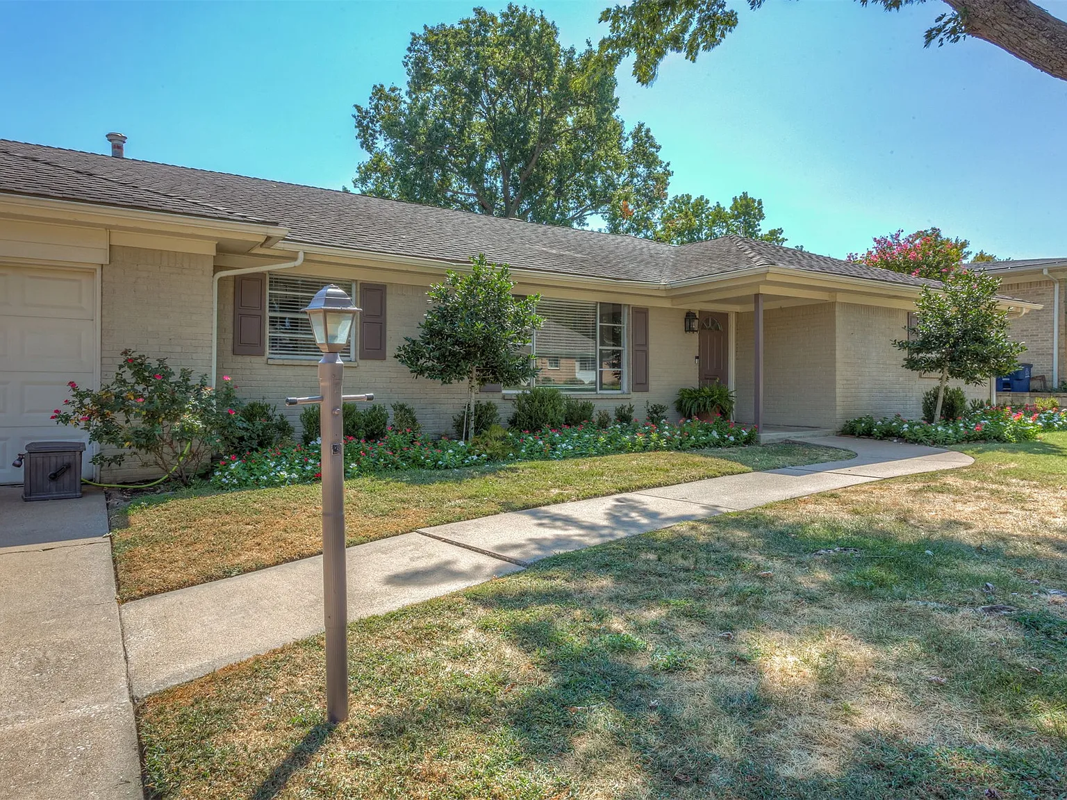 3 bed, 2.0 bath, 1786 sqft, $2,300 — Photo 3