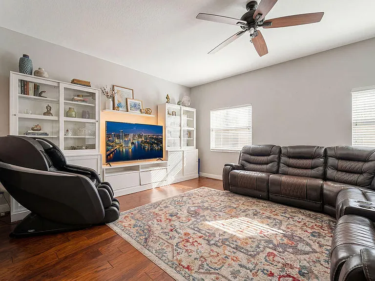 261 SW 6th Pl — Photo 8