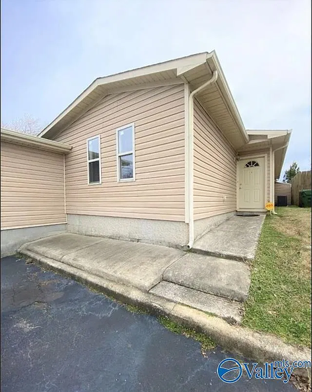 3 bed, 2.0 bath, 1268 sqft, $1,225 — Photo 1