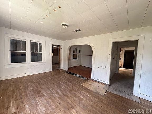 2nd image of 910 E 2nd St