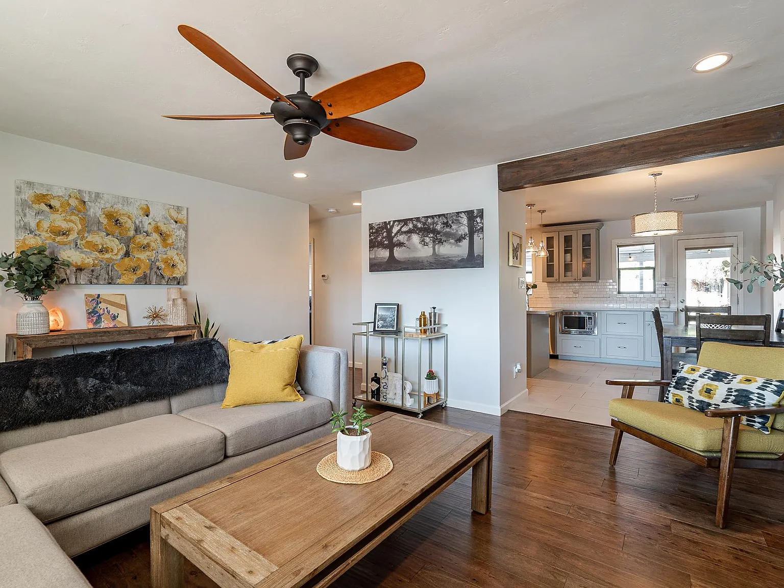 216 E Orchid Ln — Photo 2