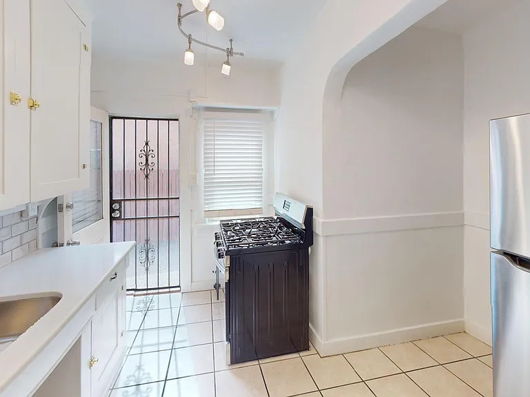 803-Marquette-NW-Unit-4-Kitchen_07242024