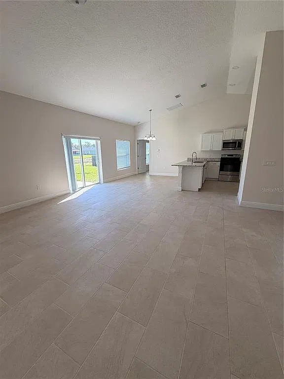 4 bed, 2.0 bath, 1640 sqft, $2,000 — Photo 4
