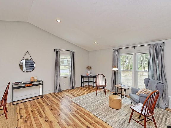 4th image of 25 Birch Glen Dr