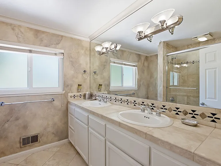 13565 Wendy Ln — Photo 23