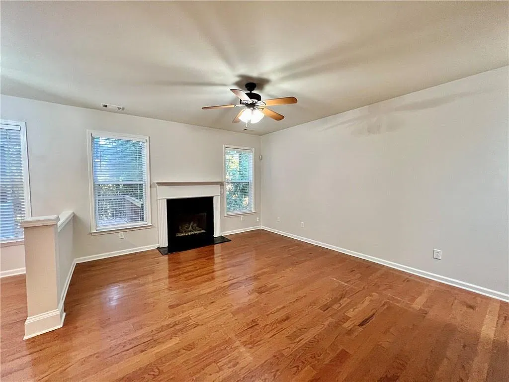 4 bed, 2.5 bath, 2011 sqft, $2,425 — Photo 4