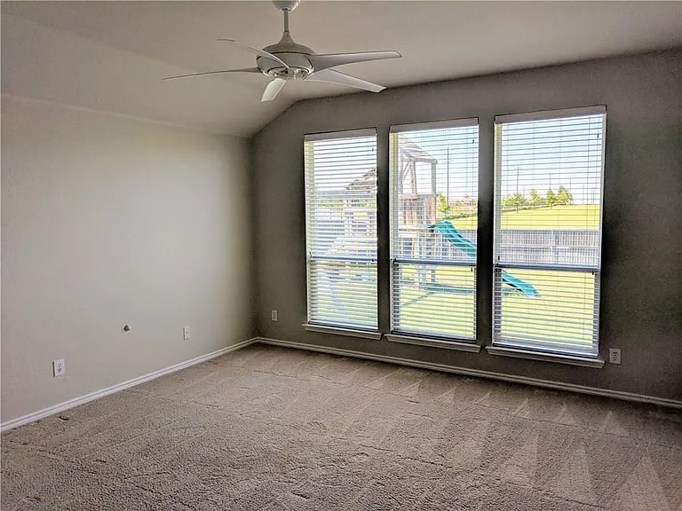 2200 Fieldcrest Dr — Photo 6