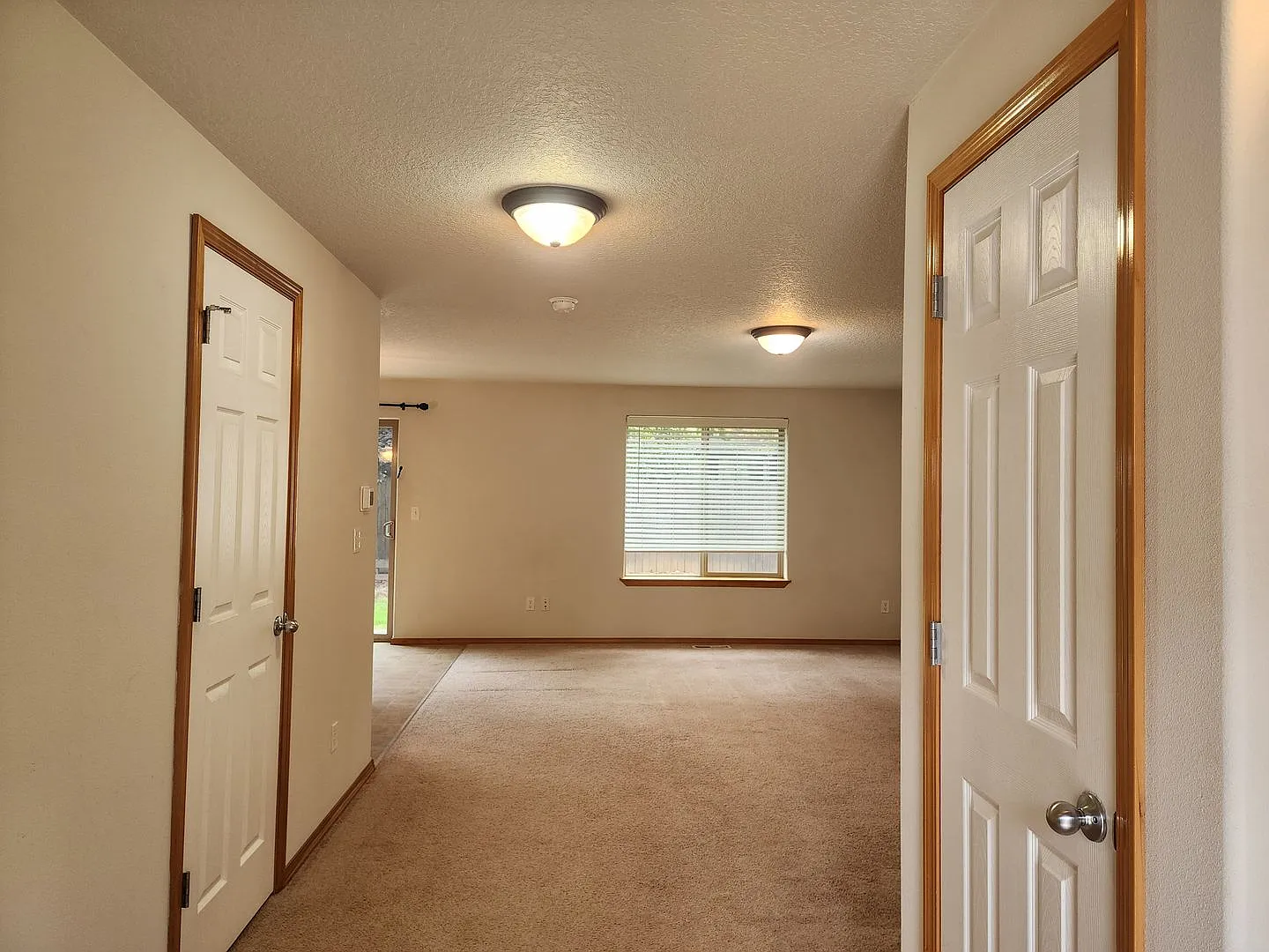 Charming 2-story home in desirable Sunnycrest Point area — Photo 2