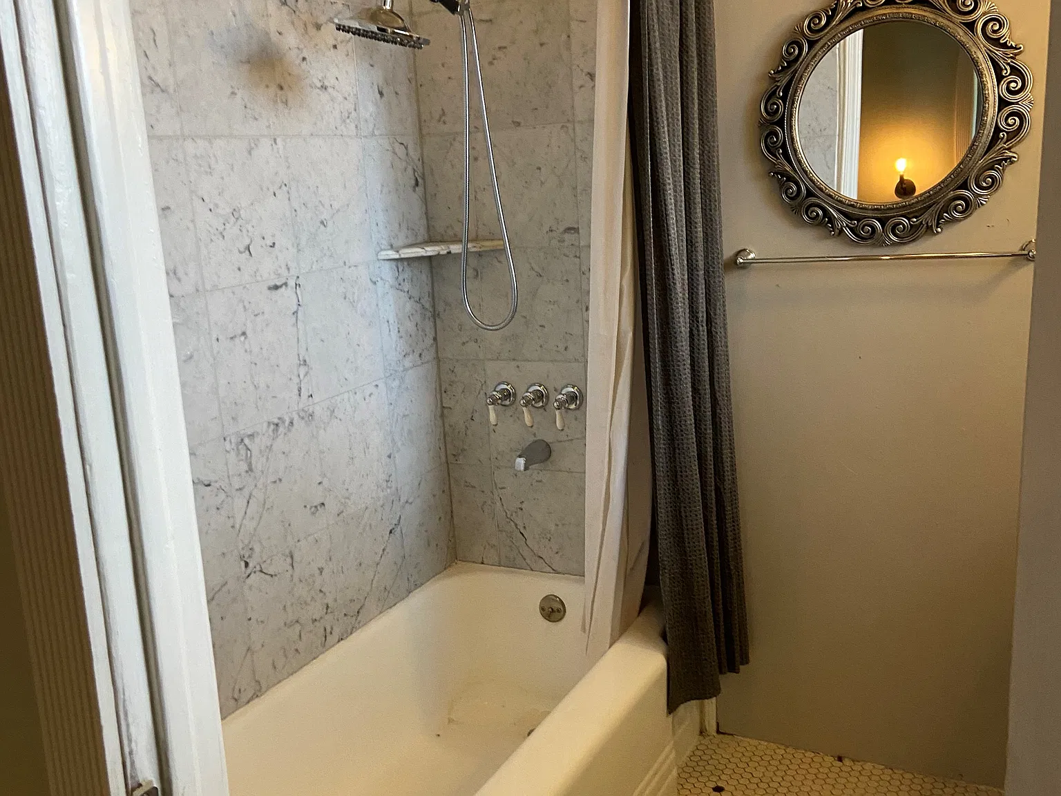 470 Jean St — Photo 2