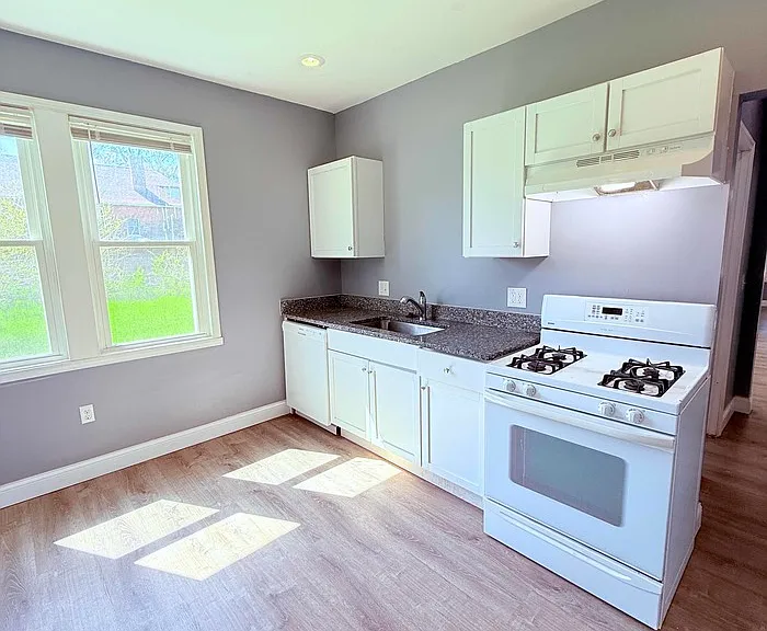 1464 Baldwin St — Photo 2