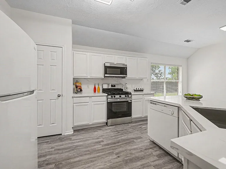 18314 Manorcliff Ln — Photo 6