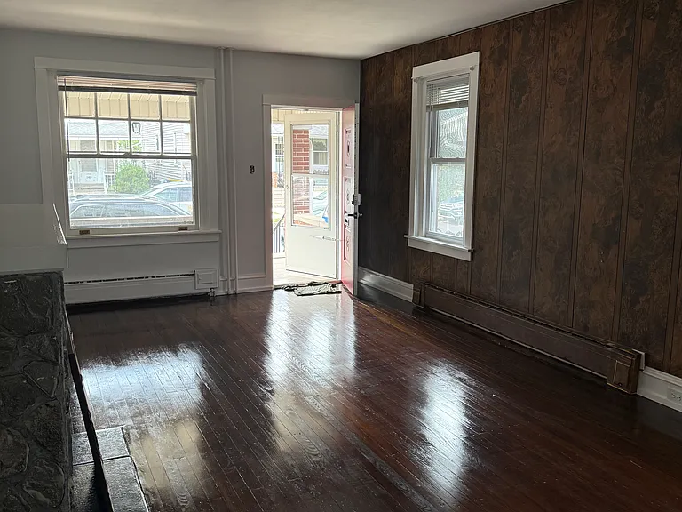 2406 Noble St — Photo 5