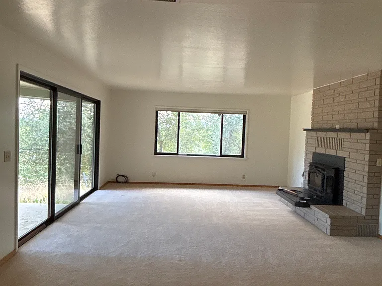 1900 Meadowbrook Dr — Photo 4