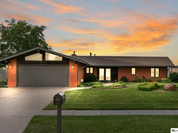 1400 Manchester Dr, Lincoln, NE 68528