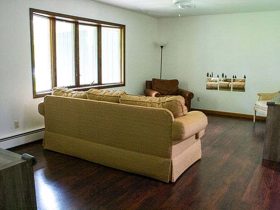 5th image of 60 Holly Dr