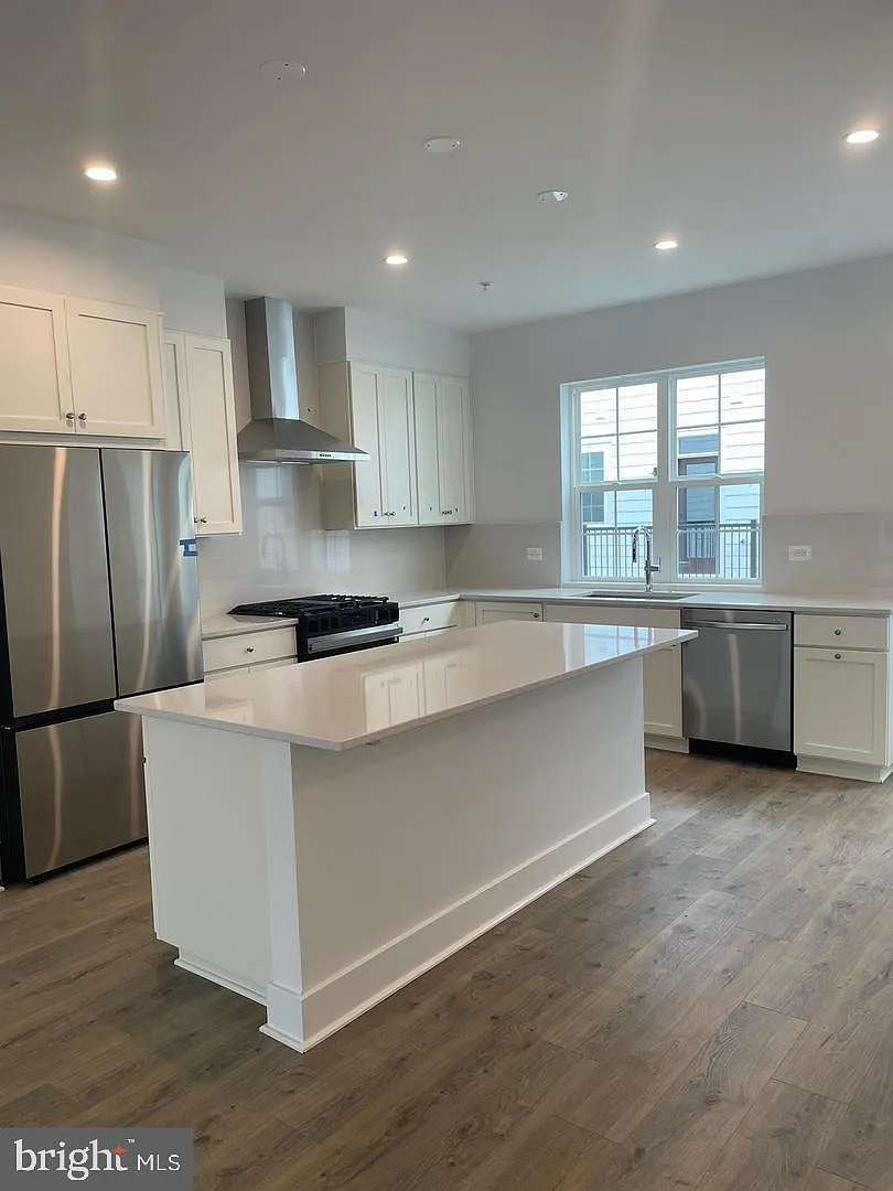 4 bed, 2.5 bath, 2440 sqft, $3,800 — Photo 4