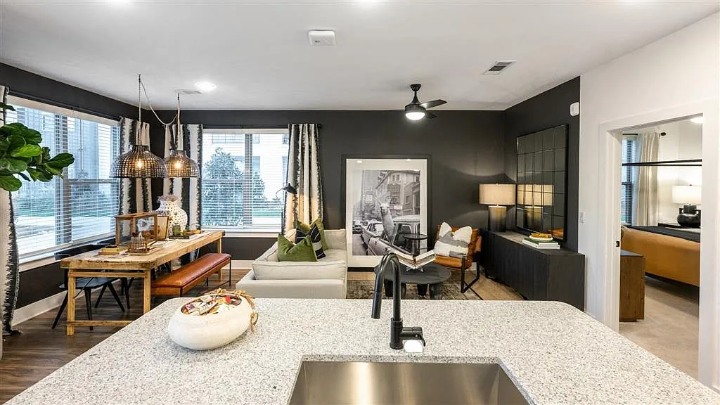 Elwood Apartments — Photo 4