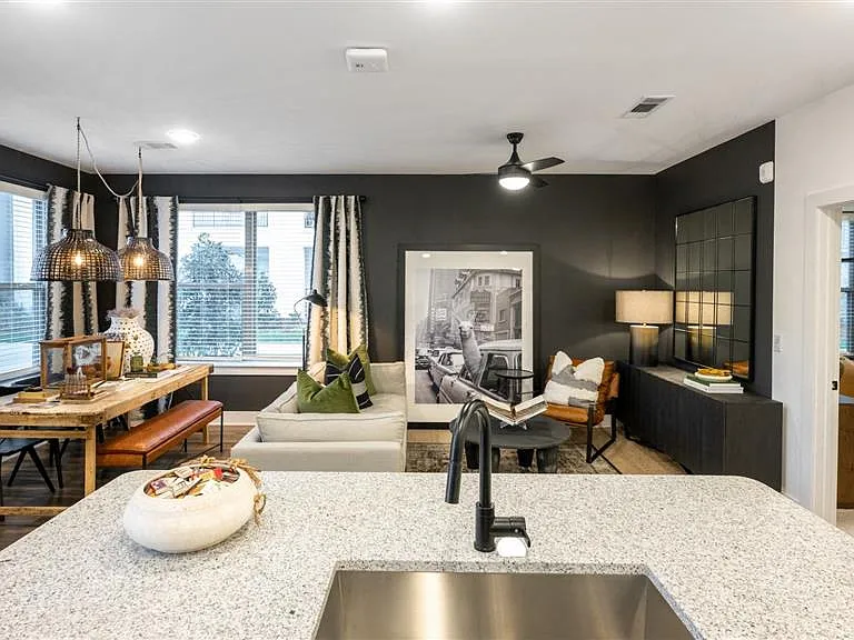 Elwood Apartments — Photo 4