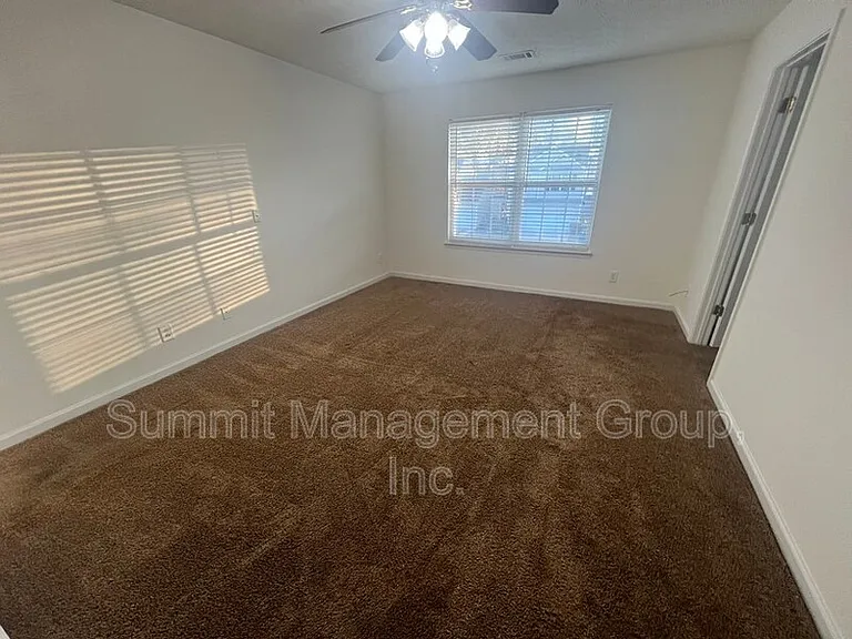2810 Lakeside Cir — Photo 10