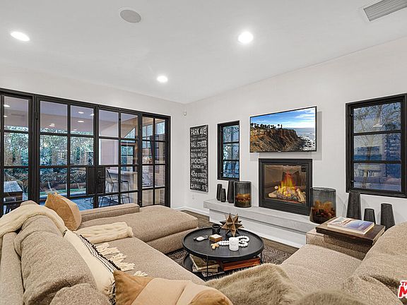 4th image of 3159 Thatcher Ave