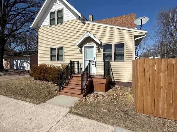 715 1st St E, Thief River Falls, MN 56701