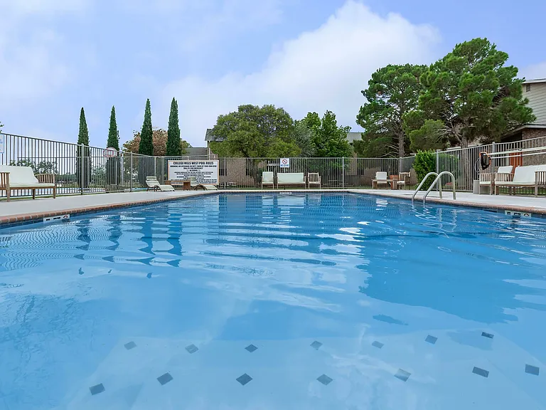 College Hills West — Photo 3