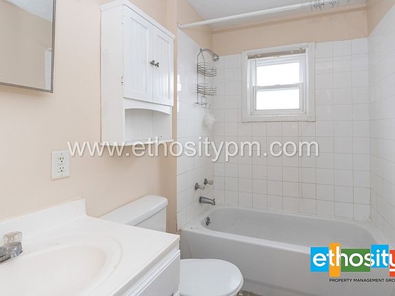 2nd image of 4023 Boulevard Pl