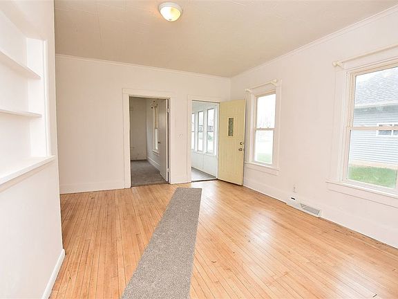 5th image of 319 Foster St