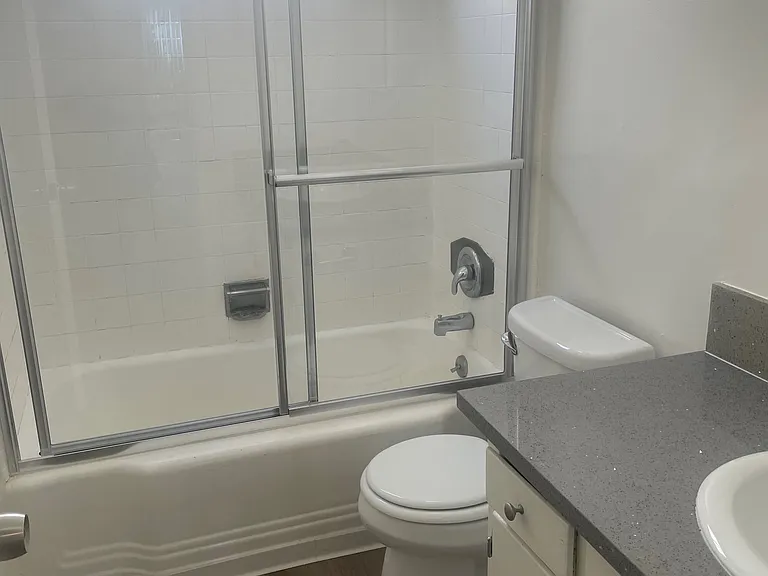 15513 Victory Blvd #E — Photo 6