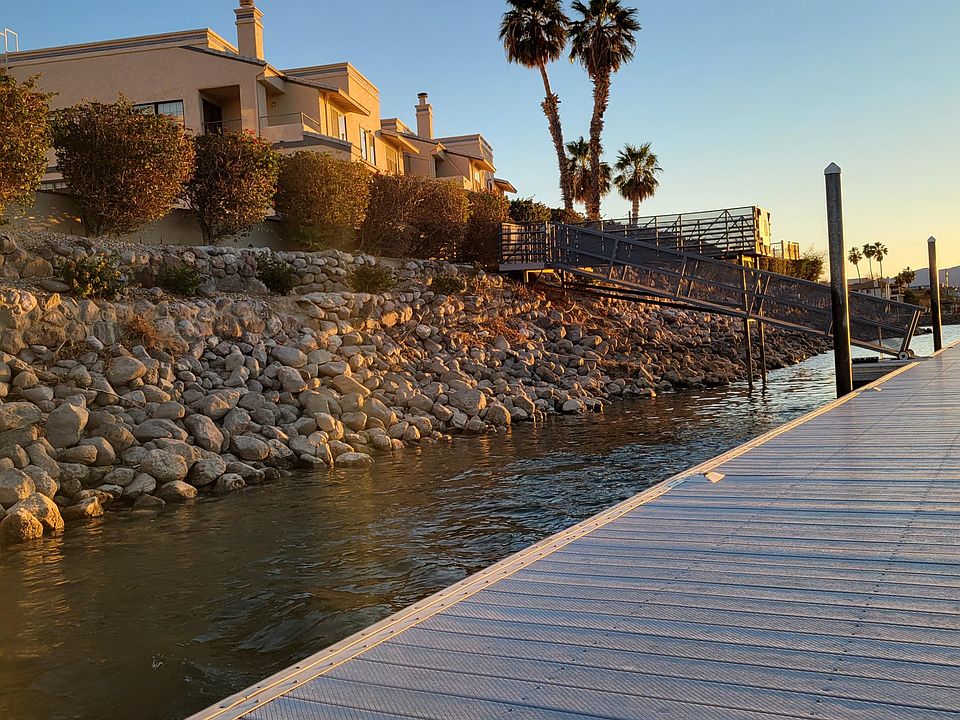 Day dock on the River - Bring your chair down and relax on the river, or tie up your boat or jet ski to the dock
